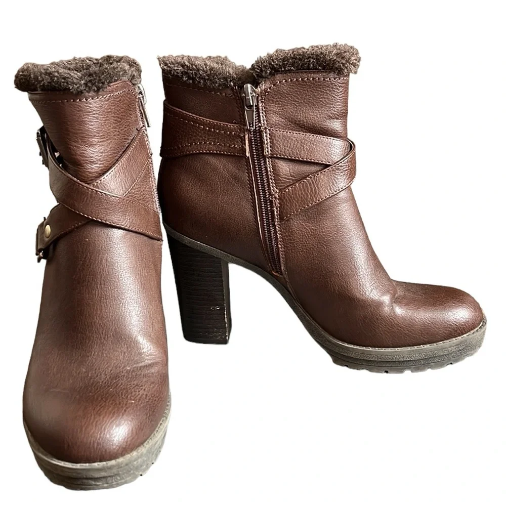 GUESS Women's Kavin Brown Buckle Lug Sole Ankle Boots